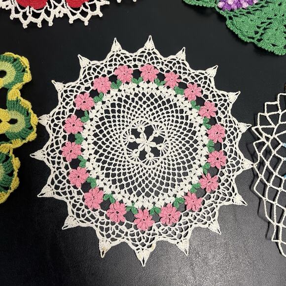 Vintage 5 Pc Lot Set Table Dresser Doily Crochet Grapes Poinsettia Granny Core - Picture 6 of 10